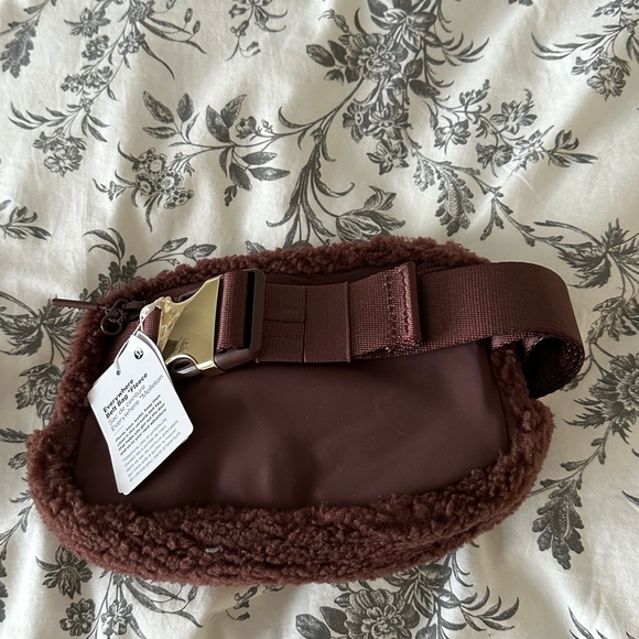 Lululemon Everywhere Belt Bag Brown Sherpa NWT - Picture 4 of 9